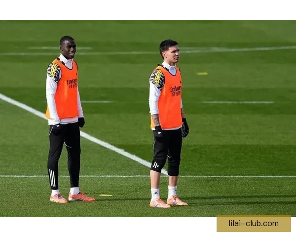 重逢旧爱徒 德米主动拥抱昔日河床弟子马斯坦托诺备战皇马之战